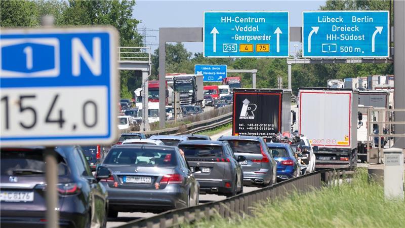 Auf Ausweichrouten wie der A 1 staut es sich am Wochenende. (Archivbild)