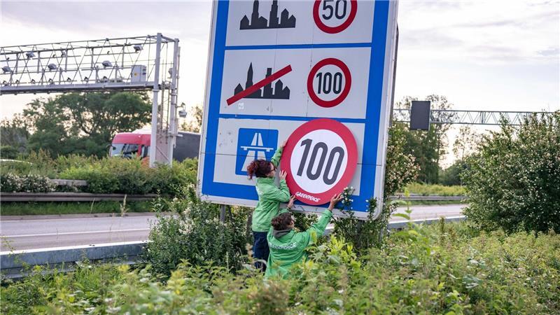Auf Autobahnen gilt ... ein Tempo-100-Tempolimit? So zumindest wollen es Greenpeace-Aktivistinnen, hier bei der Aktion am Montagmorgen in Aachen. 
