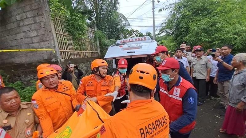 23 Tote bei Erdrutschen auf Bali und Java Auf Bali herrscht Regenzeit - gerade in hügeligen Regionen können die Niederschläge die Erde ins Rutschen bringen.