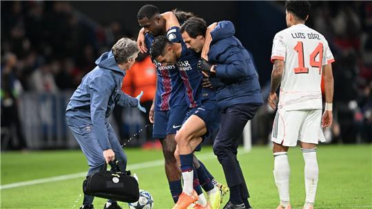 Auf Betreuer gestützt wird der am Fuß verletzte PSG-Spieler Achraf Hakimi (M) vom Platz geführt. 