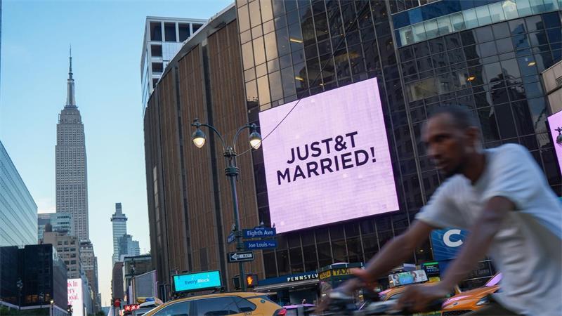 Outfit, Trauzeugen, Gäste: So lief die Swift-Hochzeit ab Auf Bildschirmen rund um den Madison Square Garden erschien die Aufschrift: „Just&t Married“.