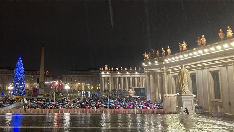 Auf Bildschirmen verfolgten Tausende trotz Regens die Messe auf dem Petersplatz.