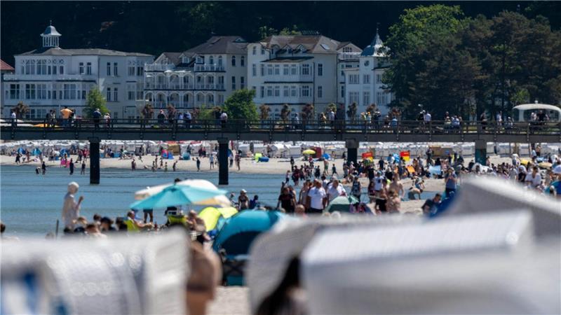 Auf Binz ist der Strand gefüllt, vereinzelt sind auch Menschen im Wasser. (Archivbild.)