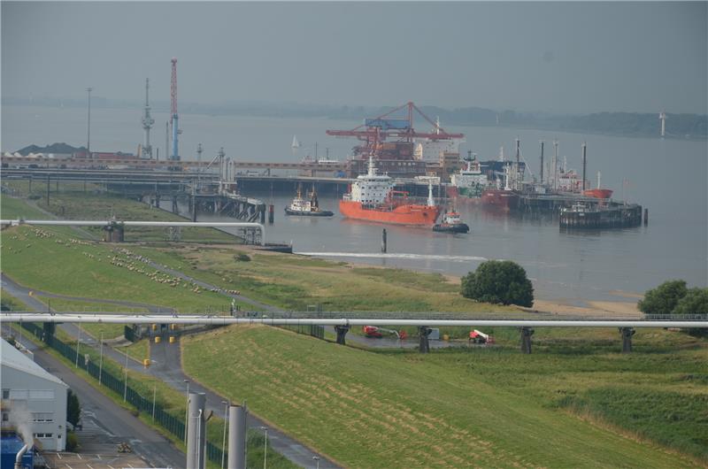 Auf Bützflethersand soll ein LNG-Terminal entstehen. Luftfoto: Martin Elsen