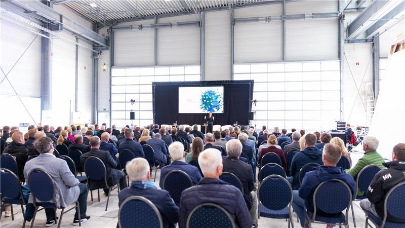 Auf Einladung der NBank waren Unternehmerinnen und Mittelständler aus der Region auf der Hatecke-Werft zu Gast.