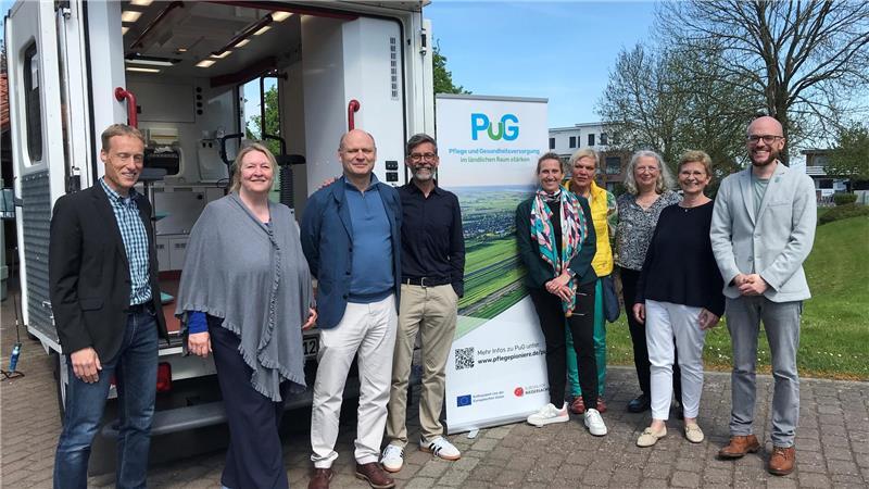 Auf Einladung der Pflegepioniere stellte Jan Gerlach in Drochtersen seine mobile Arztpraxis vor.