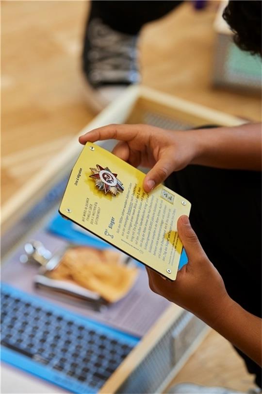 Auf Erklärtafeln erfahren die Kinder Informatives zu den Exponaten. Foto: Yves Sucksdorff/JMB