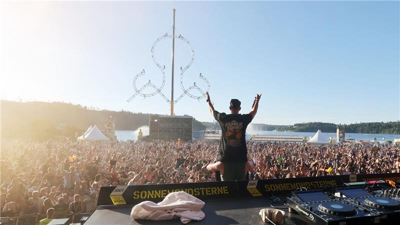 Auf Festivals können Musikfans auch neue Künstlerinnen und Künstler entdecken. (Archivbild)