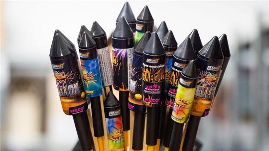 Auf Föhr ist das Abbrennen von privatem Feuerwerk zum Jahreswechsel erstmals verboten. (Archivbild)