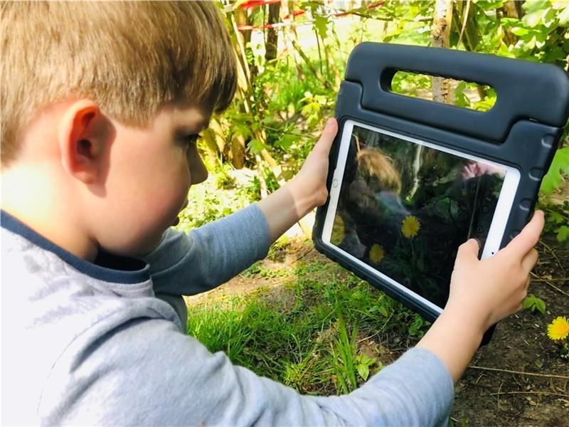 Auf Foto-Safari im Kindergarten : Drei Pilot-Kitas testeten den Einsatz von Tablets mit kindgerechten Apps. Jetzt sollen alle städtischen Gruppen mit Tablets ausgestattet werden. Foto: Klempow
