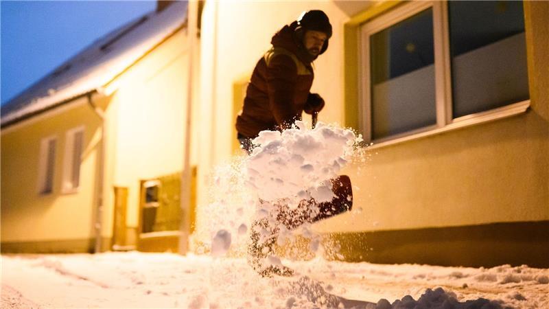 Auf Gehwegen musste Schnee geschippt werden.