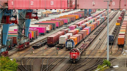 Auf Gleisen der Hafenbahn in der Nähe des Container-Terminals Altenwerder ist es zu einem Frontalzusammenstoß gekommen. (Symbolbild)