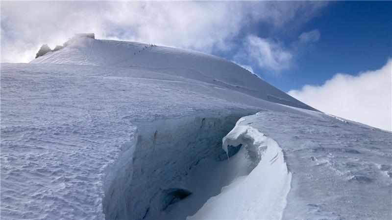Leichtsinn am Berg: Mit dem Kleiderbügel im Steig Auf Gletschern bedeuten Spalten eine besondere Gefahr.