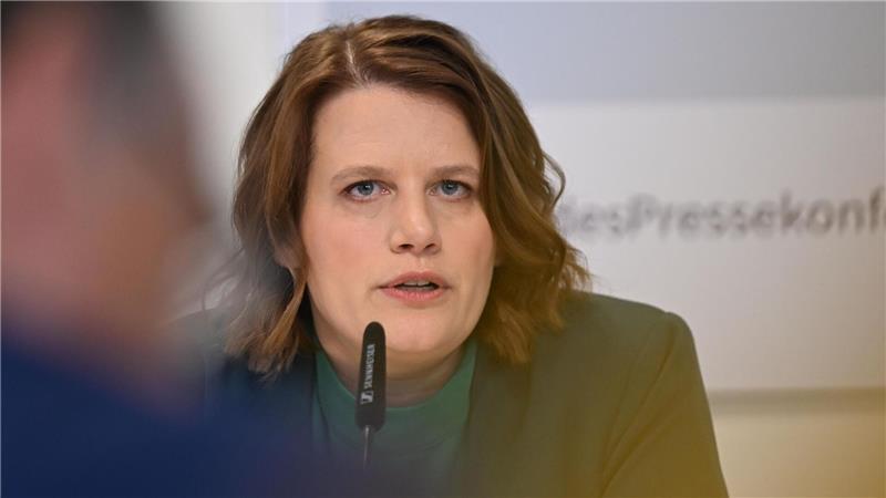 Auf Grundlage der Empfehlungen sollen alle Schulen in Hamburg und Niedersachsen verbindliche Regelungen zur Handynutzung schaffen. 