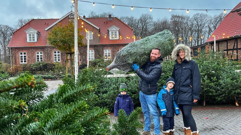 Auf Gut Kuhla in Weihnchtsstimmung: Yannek und Kristina Meyer mit ihren Söhnen Henry und Emil.