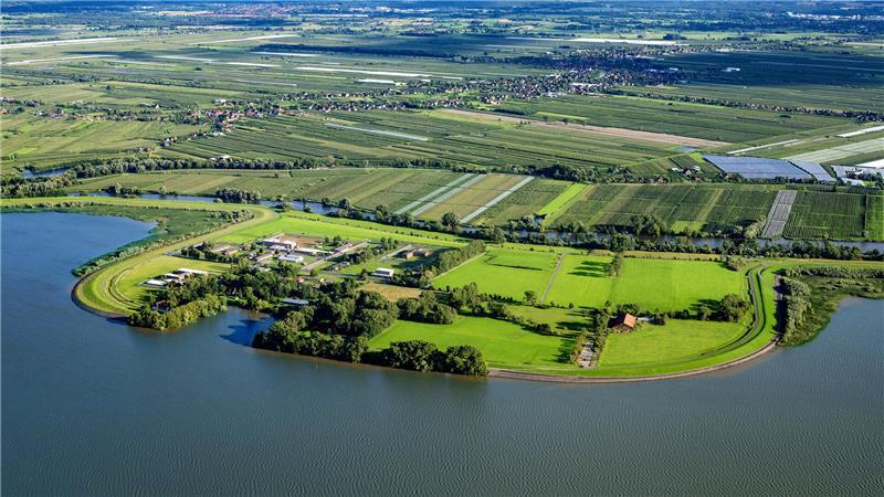 Auf Hahnöfersand könnten Klei und Schlick gelagert werden: Links sind das Gefängnis und der Hafen zu sehen, rechts der Schafstall des Deichverbandes. Oberhalb der Borsteler Binnenelbe sind die Schallen und die K39 zu sehen.