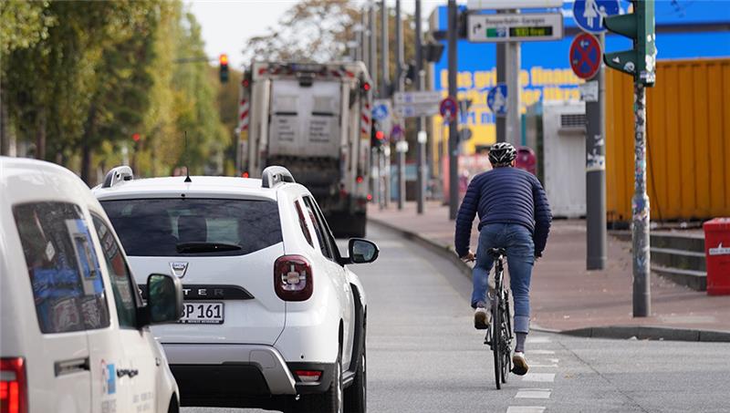 Rote Meile im Rotlichtviertel: Fahrradweg auf der Reeperbahn Auf Hamburgs Reeperbahn müssen sich Radfahrer und Autofahrer die Straße künftig teilen. Foto: Marcus Brandt/dpa