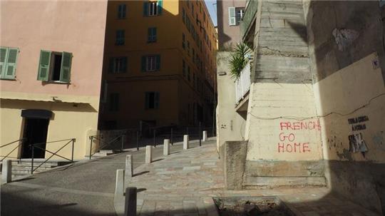 Auf Hauswänden in Bastia auf Korsika sind anti-französische Sprüche zu lesen.