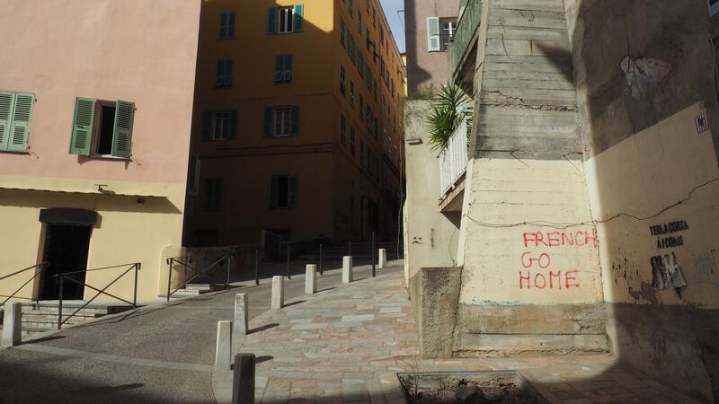 Endlich mehr Freiheit von Paris? Autonomie für Korsika Auf Hauswänden in Bastia sind anti-französische Sprüche zu lesen. Autonomie für die Mittelmeerinsel Korsika scheint mittlerweile zum Greifen nah.