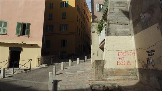 Auf Hauswänden in Bastia sind anti-französische Sprüche zu lesen. Autonomie für die Mittelmeerinsel Korsika scheint mittlerweile zum Greifen nah.