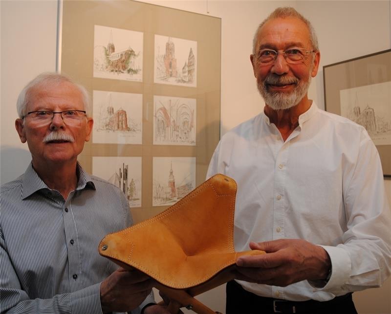 Auf Hockern wie diesem saßen bereits vor 150 Jahren die großen Maler des Impressionismus: Zur Eröffnung ihrer Ausstellung im Kulturforum zeigten die Architekten Claus Kurzweg und Eduard Stura ihren Hocker.