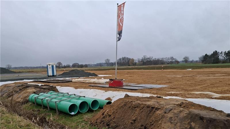 Auf Höhe Stade-Schnee entsteht einer von vier Rohrlagerplätzen, die das LNG-Terminal mit dem Gasnetz von Gasunie verbinden sollen.