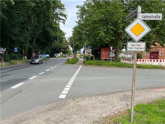 Auf Höhe der Fußgängerampel wird die Friedrich-Huth-Straße gesperrt. Deshalb geht es zwei Wochen von hier aus nicht in den Ort. Fotos Fehlbus