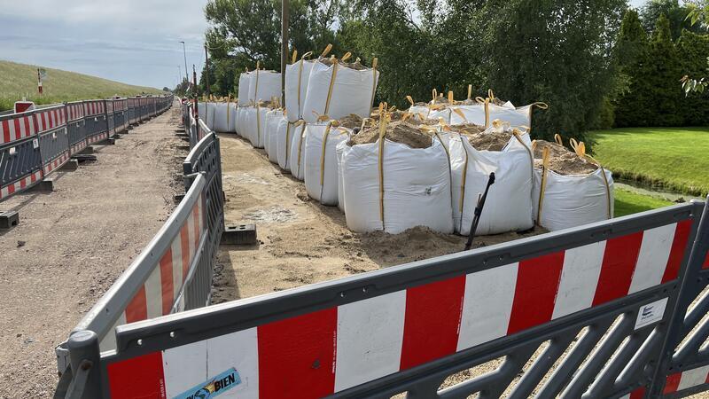 Auf Höhe der Zufahrt zum Gefängnis entsteht in Hinterbrack eine Bushaltestelle mit Querungshilfe. Für die Bushaltestelle wird der Untergrund vorbelastet - mit 90 sandgefüllten Big Bags.