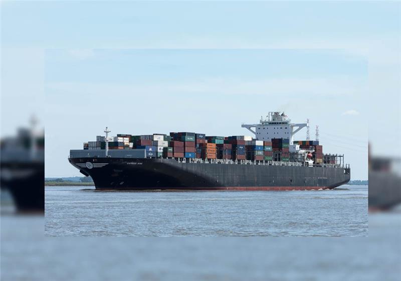 Auf Höhe des Lüheanlegers darf das Containerschiff „Express Rome“ mit 98 220 PS und einer Höchstgeschwindigkeit von 25 Knoten maximal 12 Knoten (22,2 km/h) fahren. Foto: Löffler