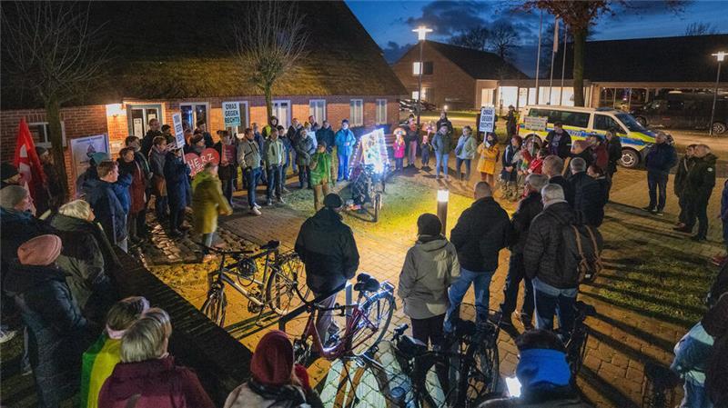 Auf Initiative der rot-grünen Gruppe im Rat Hammah demonstrieren in Hammah 70 Menschen gegen Hass und Hetze.