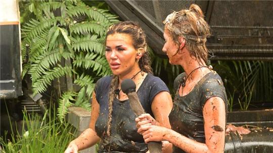 Auf Instagram folgen ihr mehr als 225.000 Menschen - unter den Bewohnern im Dschungelcamp hat Kim Virginia nicht allzu viele Fans.
