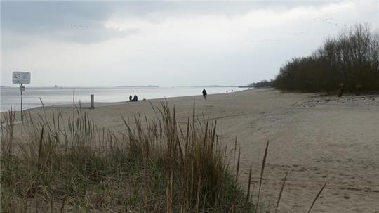 Auf Krautsand müssen Einheimische wie Touristen nun noch länger auf die Strandaufspülung warten.