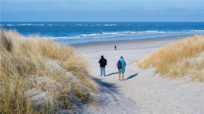 Auf Langeoog gelten die Rauchverbotszonen während der Strandkorbsaison von Ende März bis Mitte Oktober. (Archivbild)