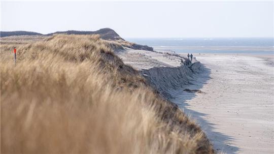 Auf Langeoog läuft die Sandaufspülung vor dem Pirolatal noch. (Archivbild)