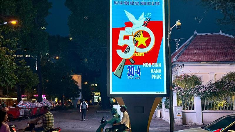 50 Jahre Ende des Vietnamkriegs: Riesige Feiern geplant Auf Leuchttafeln werden Frieden und Wiedervereinigung gefeiert.