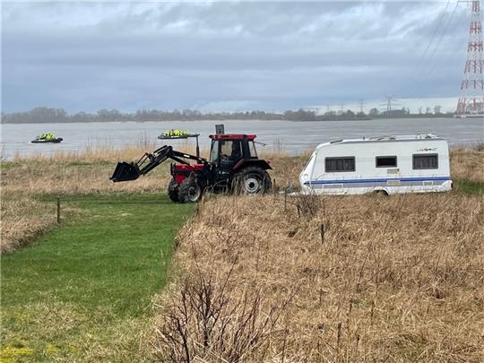 Auf Lühesand werden die Wohnwagen mit dem Trecker zu ihrem Dauercampingplatz gezogen.