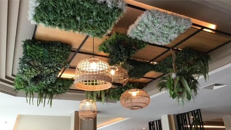 Auf Mallorca im Hotel Bella Paguera arbeitete die Floristin Karin Meißner-Brown an einem Vertikalgarten mit. Foto: Auf Mallorca im Hotel Bella Paguera arbeitete die Floristin Karin Meißner-Brown an einem Vertikalgarten mit.