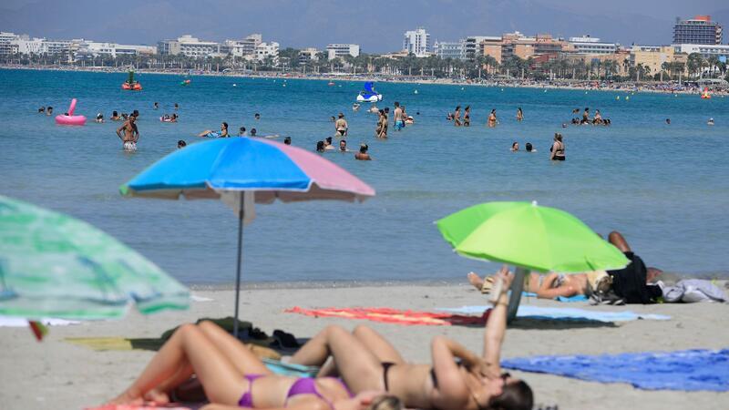 Auf Mallorca ist ein Tourist beim Sturz vom Hotel ums Leben gekommen.