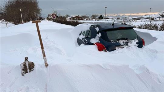 Auf Norderney blieb ein Auto in einer Schneewehe stecken.