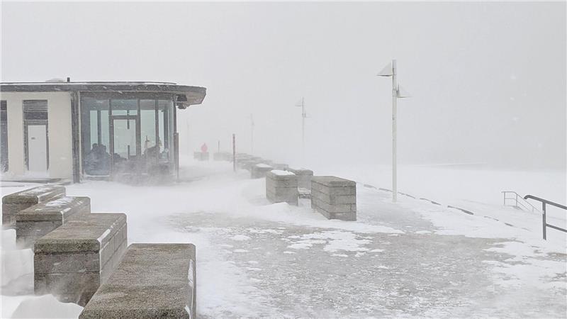 Auf Norderney ist das Schneetreiben zeitweise so dicht, dass die Schneeflocken die Sicht einschränken. 