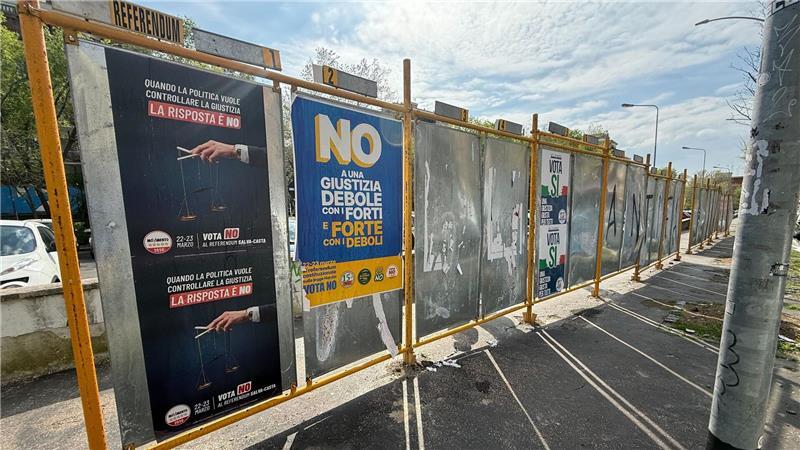 Auf Plakaten wird für Ja oder Nein geworben.