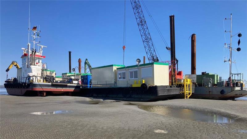 Auf Pontons war neben Arbeitsgeräten auch ein Schlafcontainer für die Techniker untergebracht.