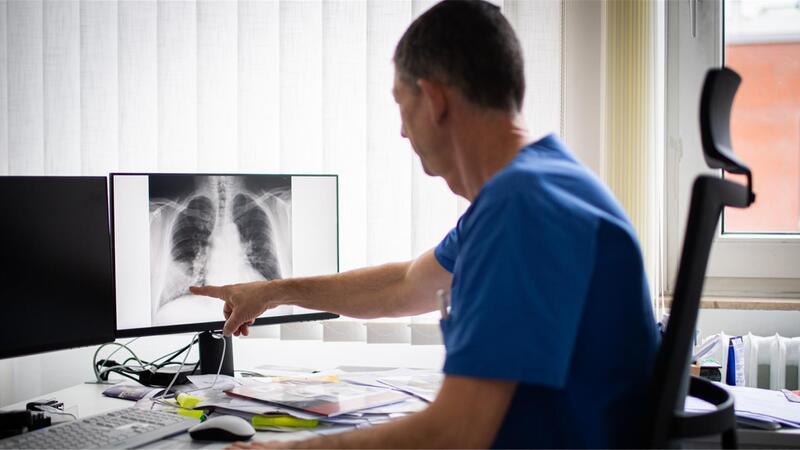 Auf Röntgenaufnahmen einer entzündeten Lunge sind sogenannte flächige Verschattungen zu erkennen, erklärt Dr. med Christoph Schaudt, Chefarzt der Pneumologie im Ameos Klinikum Am Bürgerpark.
