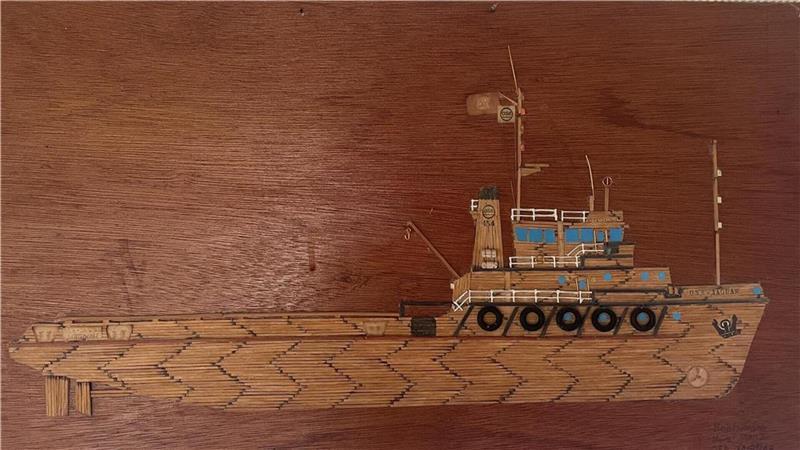 Mit dem Schlauchboot über die Nordsee: Eine verrückte Reise nach Helgoland Auf Schiffen wie diesen fuhr Horst Wittenberg über 45 Jahre zur See. Ein Bekannter hat das Bild für ihn aus Streichhölzern gebastelt.