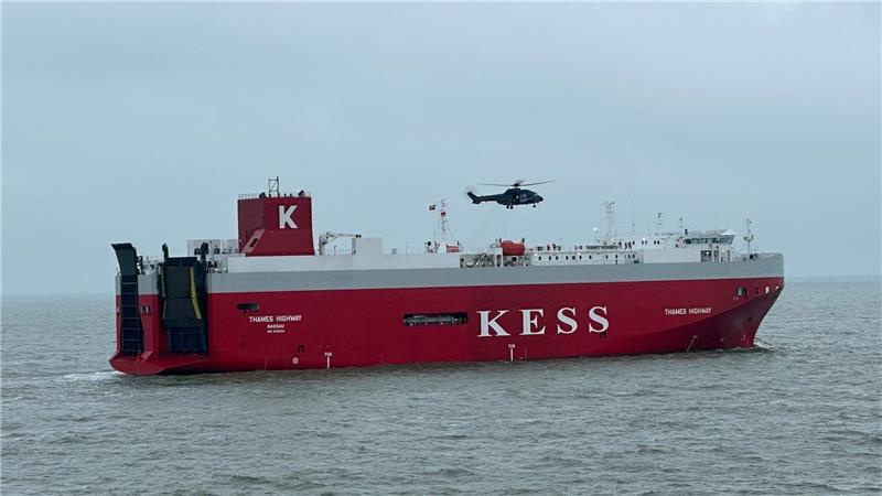 Auf Schiffsbrände spezialisierte Feuerwehrleute werden oft mit Hubschraubern zu den Havaristen auf See geflogen - wie hier im Januar bei der „Thames Highway“. (Archivbild)