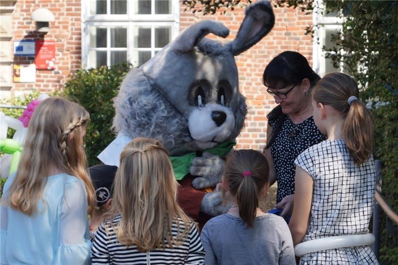 Ostern auf dem Schloss Agathenburg Auf Schloss Agathenburg können Kinder am Ostermontag den Osterhasen treffen. Foto: Anne Rosenfeld