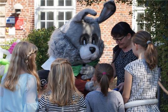 Auf Schloss Agathenburg können Kinder am Ostermontag den Osterhasen treffen. Foto: Anne Rosenfeld