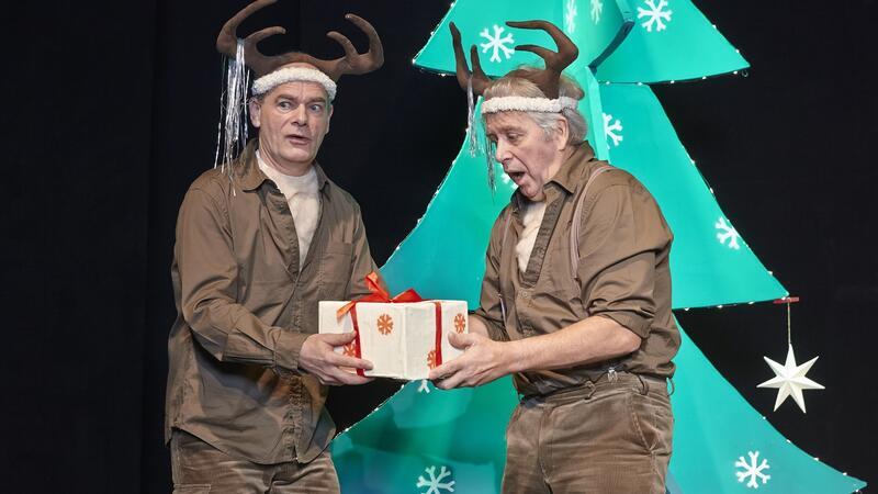 Weihnachtstheater für Kinder: Das bieten die Bühnen im Landkreis Auf Schloss Agathenburg verkürzen zwei Rentiere das lange Warten auf Weihnachten.