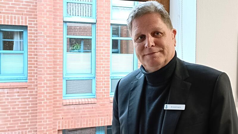 Schuldenberg wächst: Dafür gibt Stade künftig Geld aus Auf Sparkurs: Stadtrat und Kämmerer Carsten Brokelmann hat die Zahlen des Haushalts im Blick.