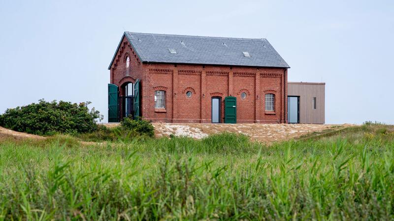 Vom Schicksal zur Rettung - Wie die Seenotrettung begann Auf Spiekeroog wurde 1909 ein Rettungsschuppen für ein Rettungsboot gebaut - dort ist nun auch das Museum untergebracht.